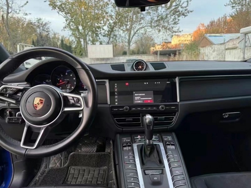济宁19年保时捷Macan7