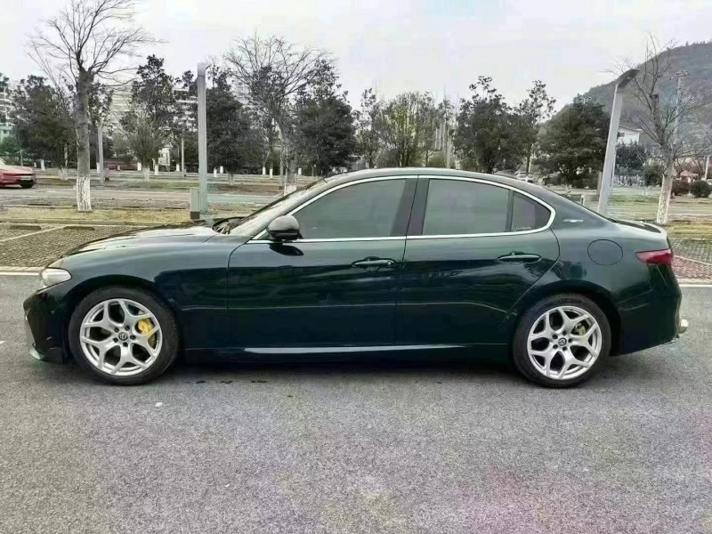 盐城20年阿尔法·罗密欧Giulia8
