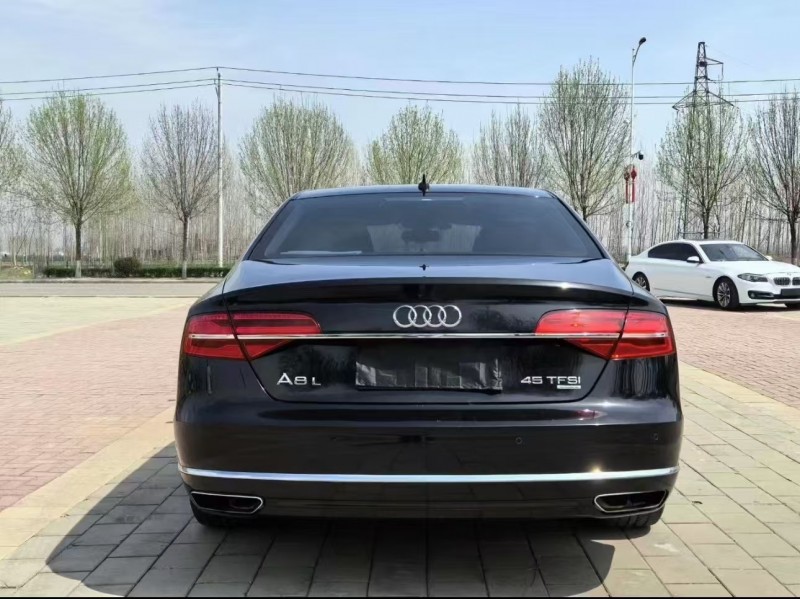 济宁18年奥迪A8L9