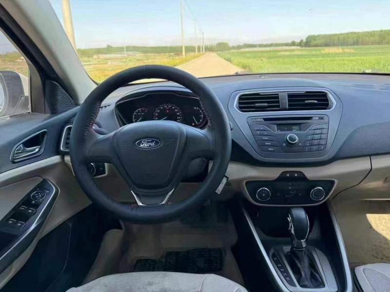 青岛15年福特福睿斯4