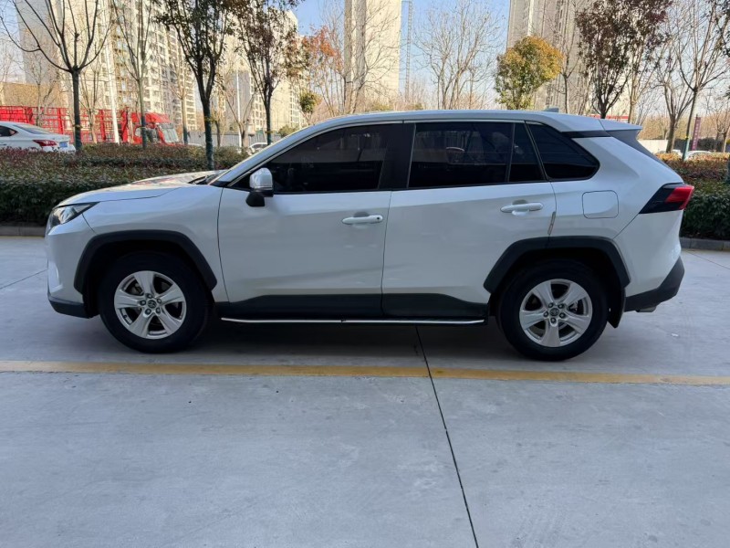 济宁22年丰田RAV4荣放8