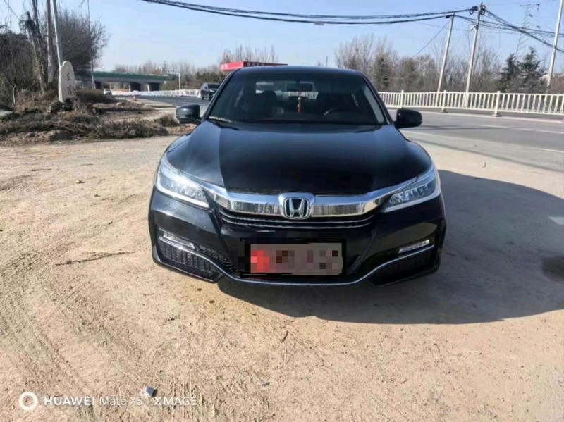 青岛17年本田雅阁1