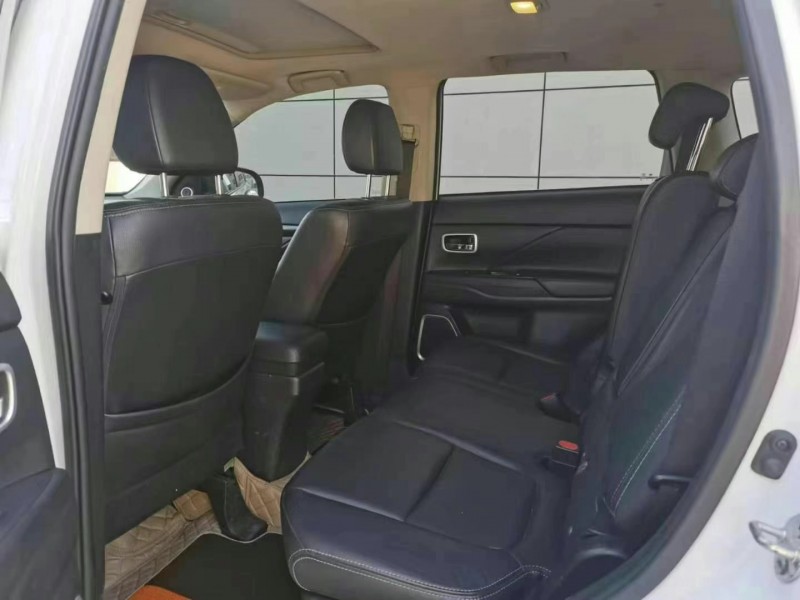 保定18年三菱欧蓝德8