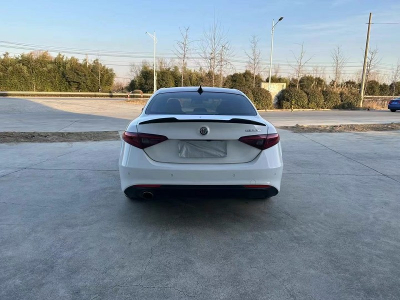 徐州17年阿尔法·罗密欧Giulia9