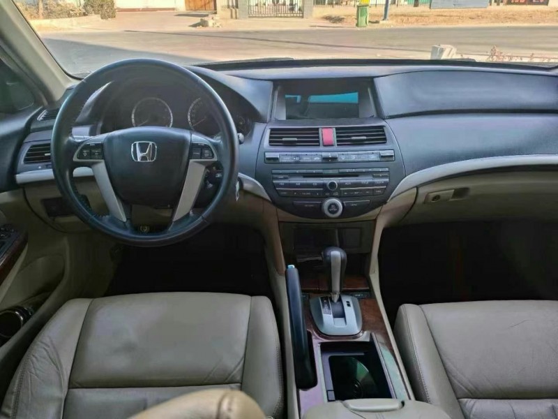 济宁12年本田雅阁9