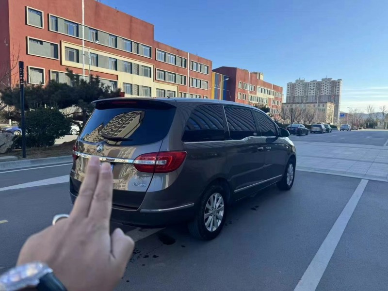 济宁17年别克GL83