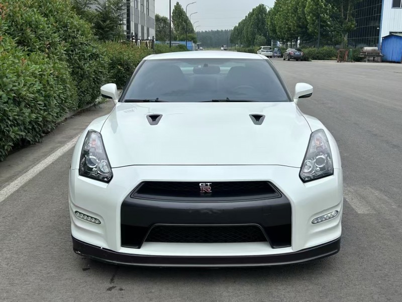 济宁14年日产GT-R1