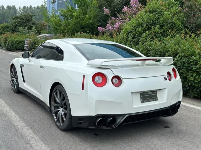 济宁14年日产GT-R8