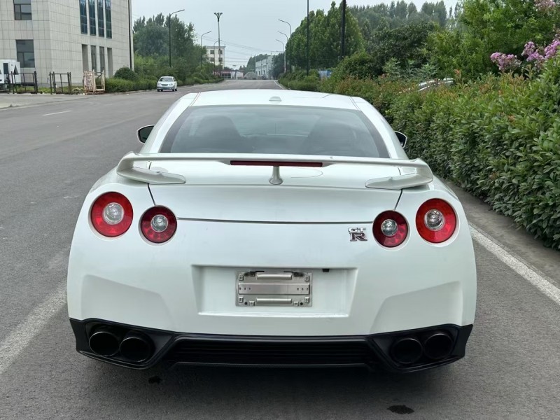 济宁14年日产GT-R9