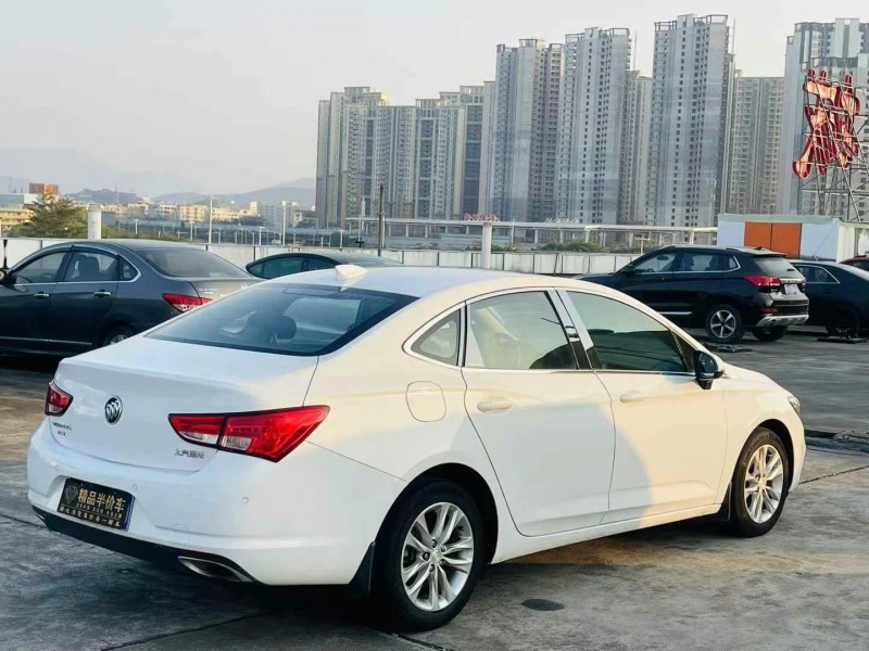 东莞18年别克威朗8