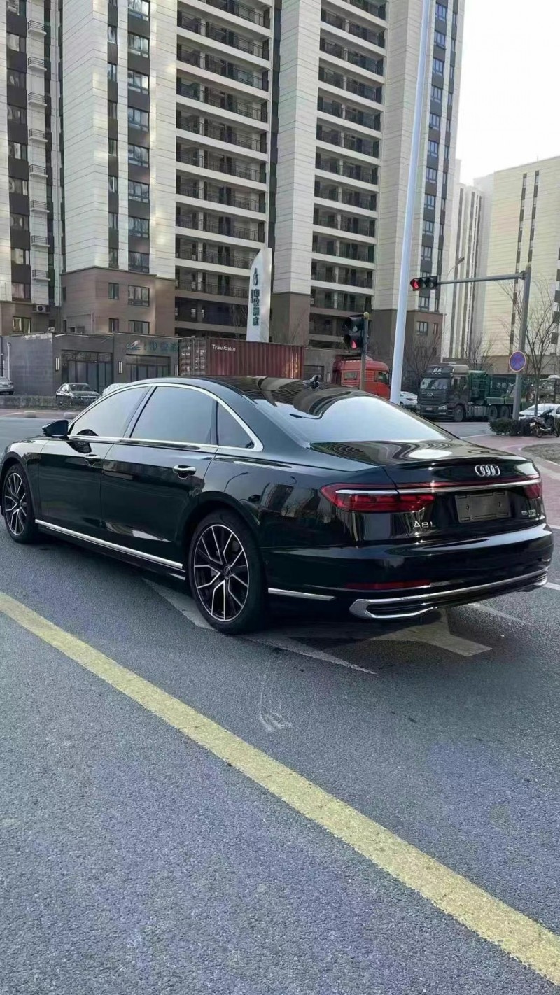 济宁23年奥迪A8L5