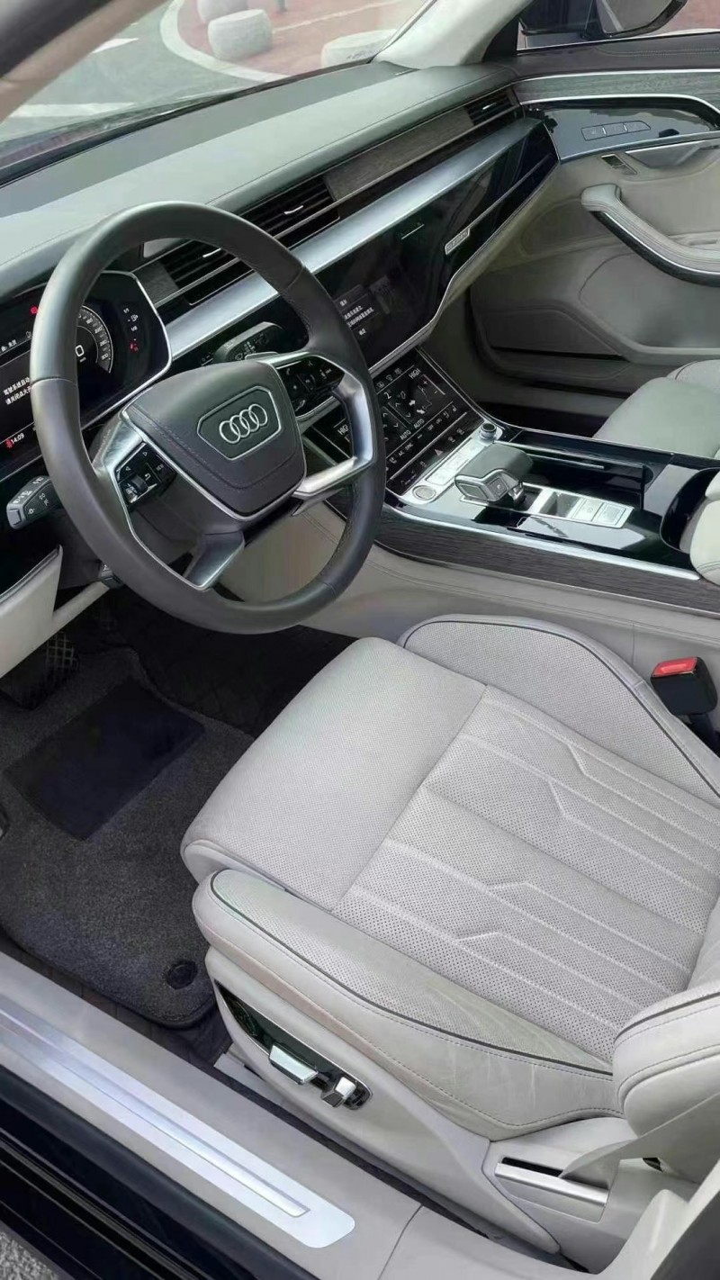 济宁23年奥迪A8L7