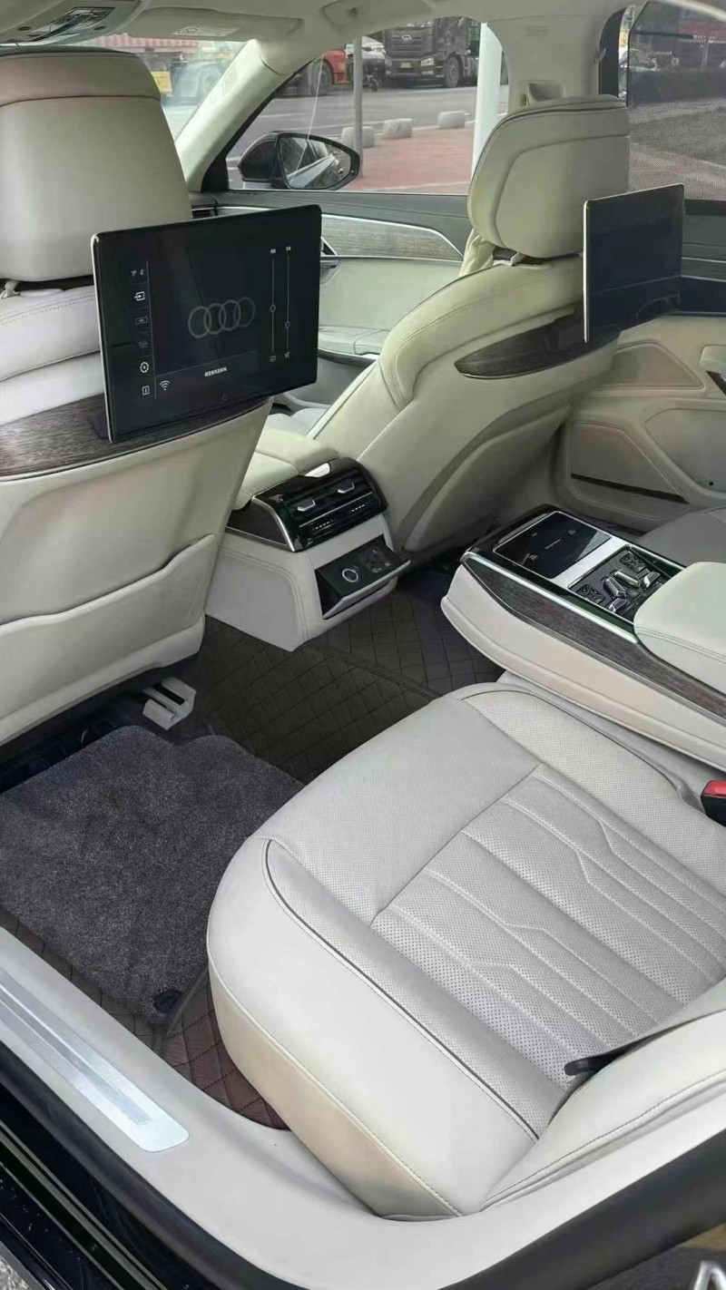 济宁23年奥迪A8L8