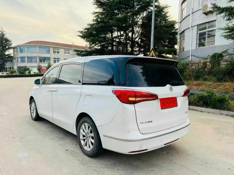 济宁17年别克GL86