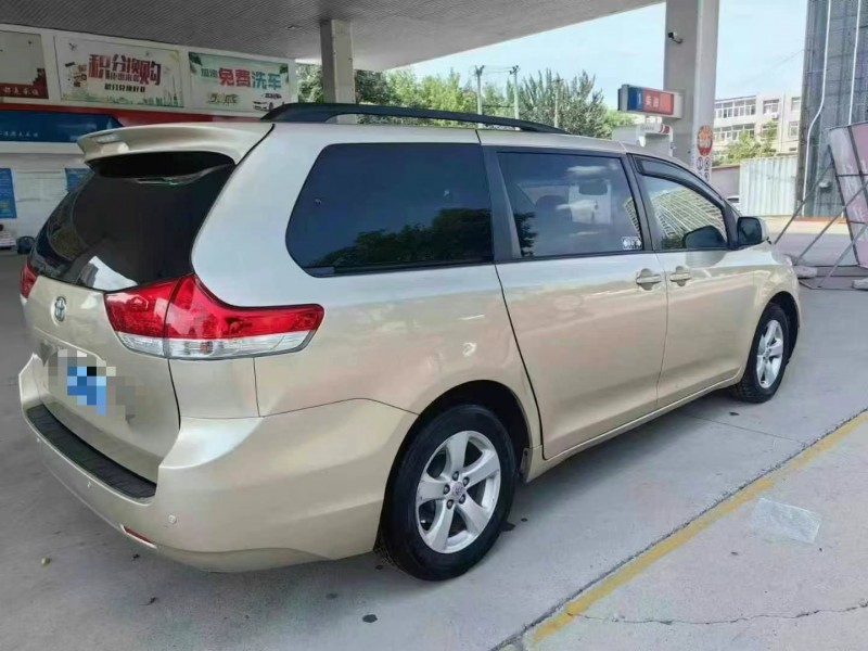 保定13年丰田塞纳2