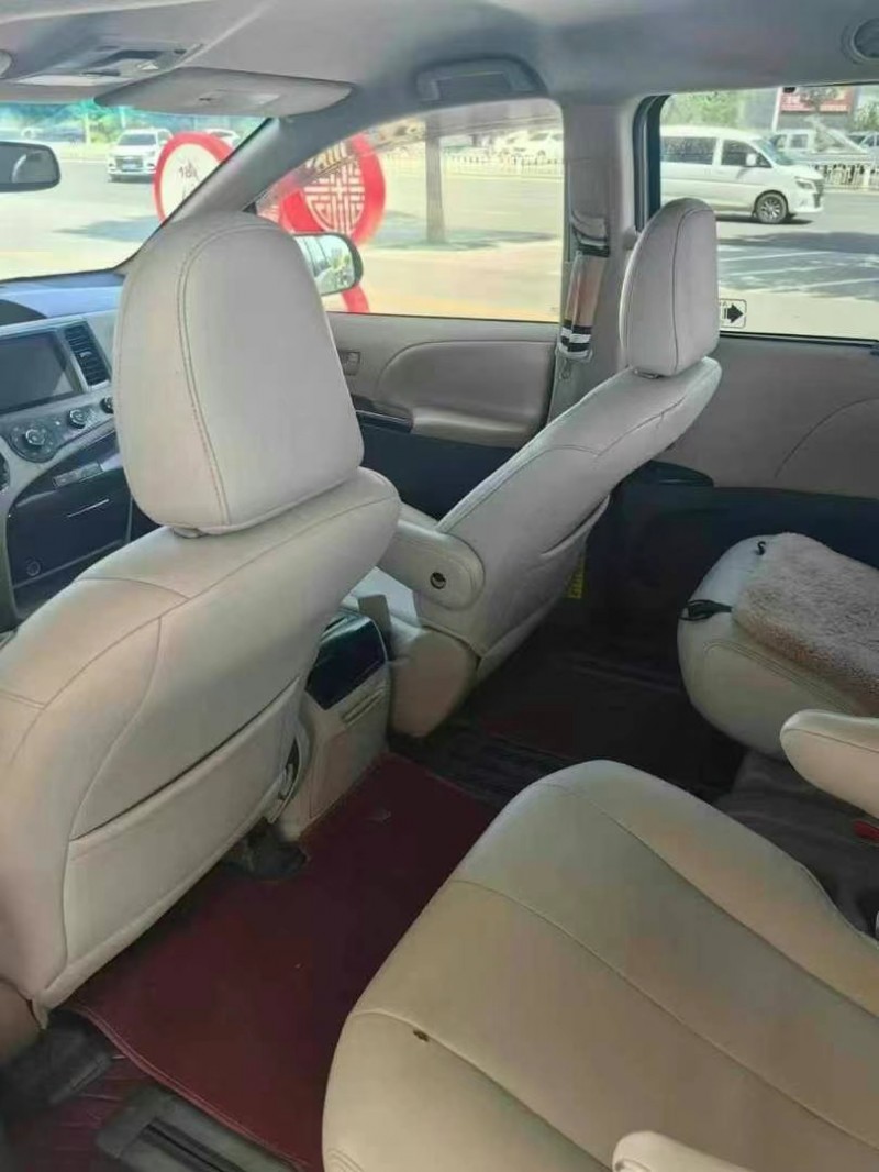 保定13年丰田塞纳7