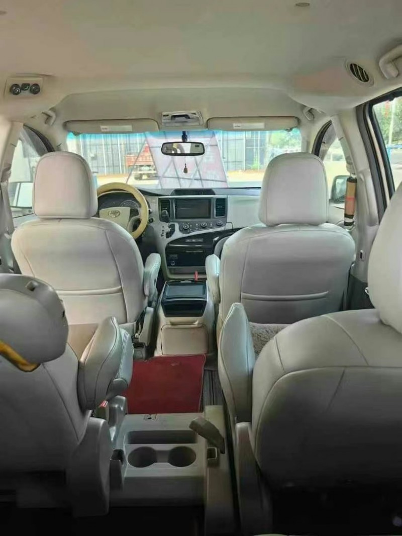 保定13年丰田塞纳8