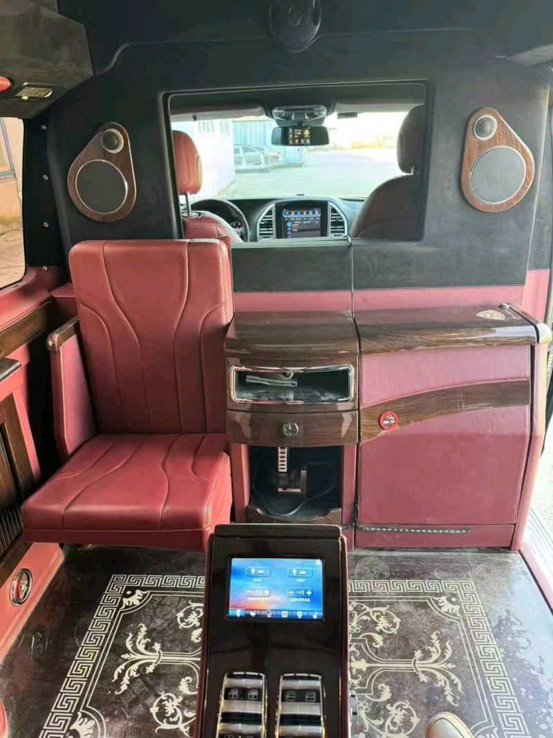 保定17年奔驰威霆8