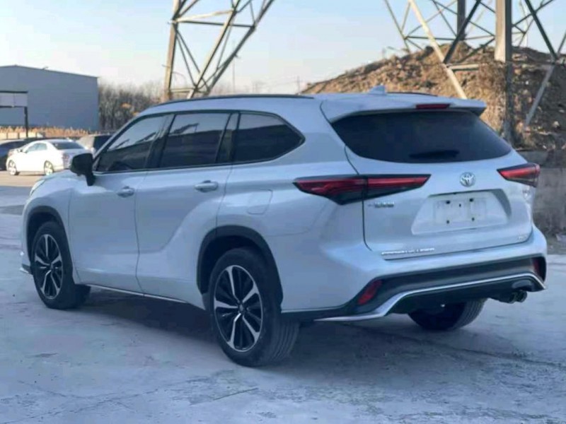 保定23年丰田皇冠4