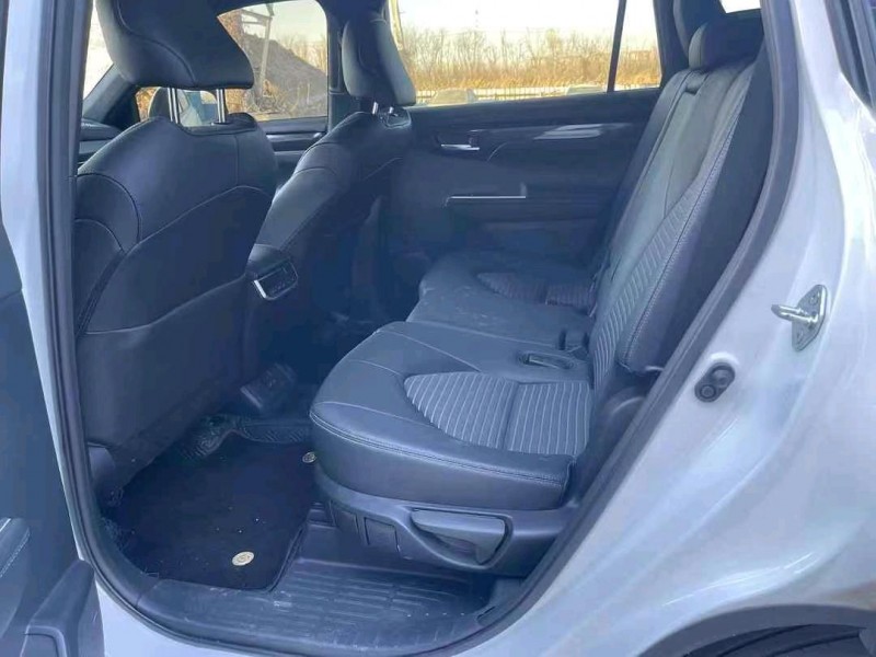 保定23年丰田皇冠8