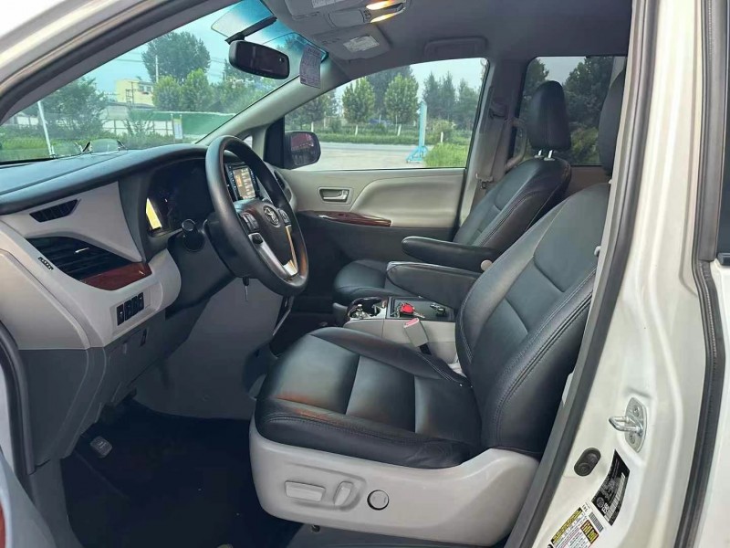 保定18年丰田塞纳4