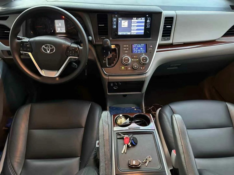 保定18年丰田塞纳5