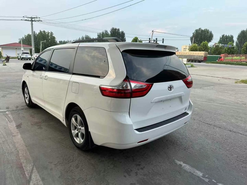 保定18年丰田塞纳8