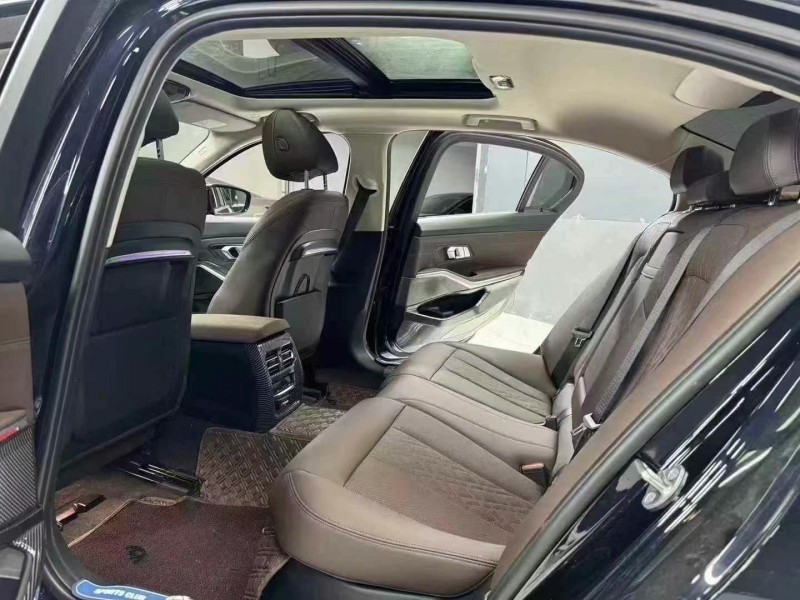 成都22年宝马3系7