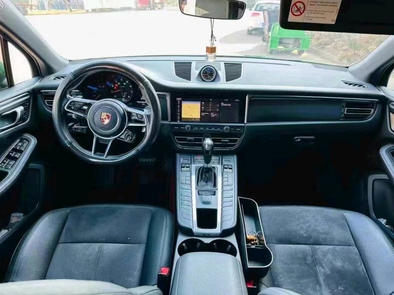 济宁19年保时捷Macan7
