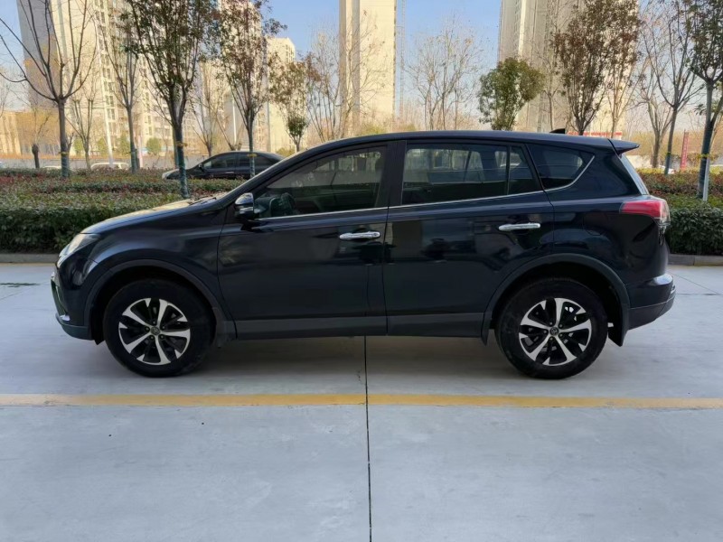 济宁19年丰田RAV47