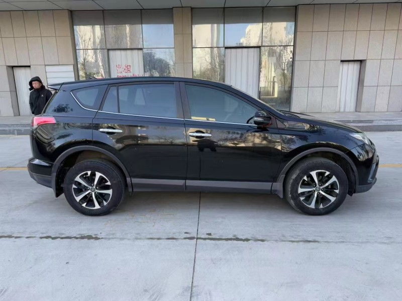济宁19年丰田RAV48