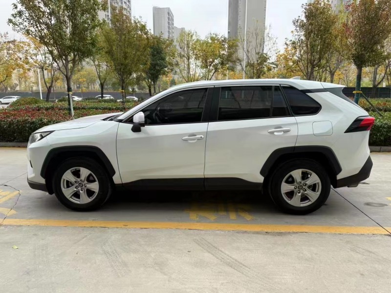 济宁23年丰田RAV47