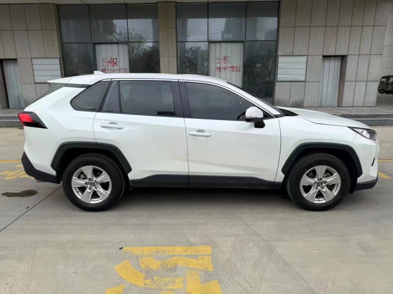 济宁23年丰田RAV48