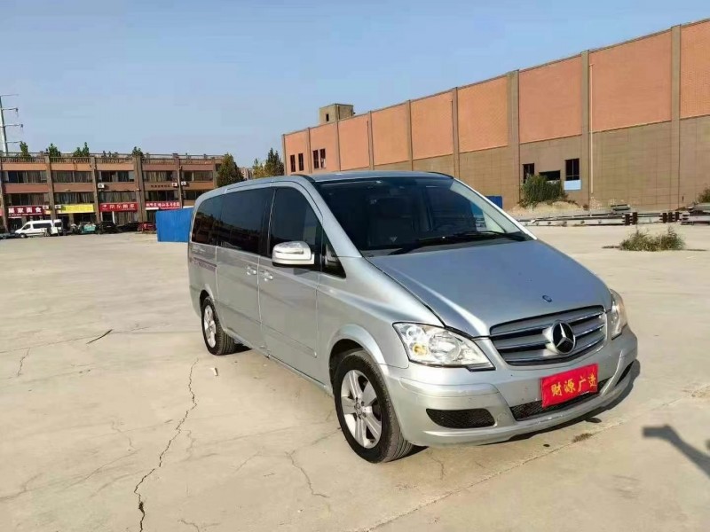 青岛17年奔驰唯雅诺2