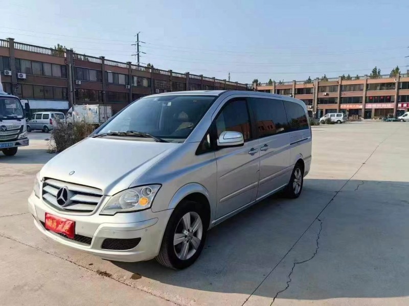 青岛17年奔驰唯雅诺3