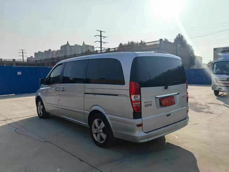 青岛17年奔驰唯雅诺8