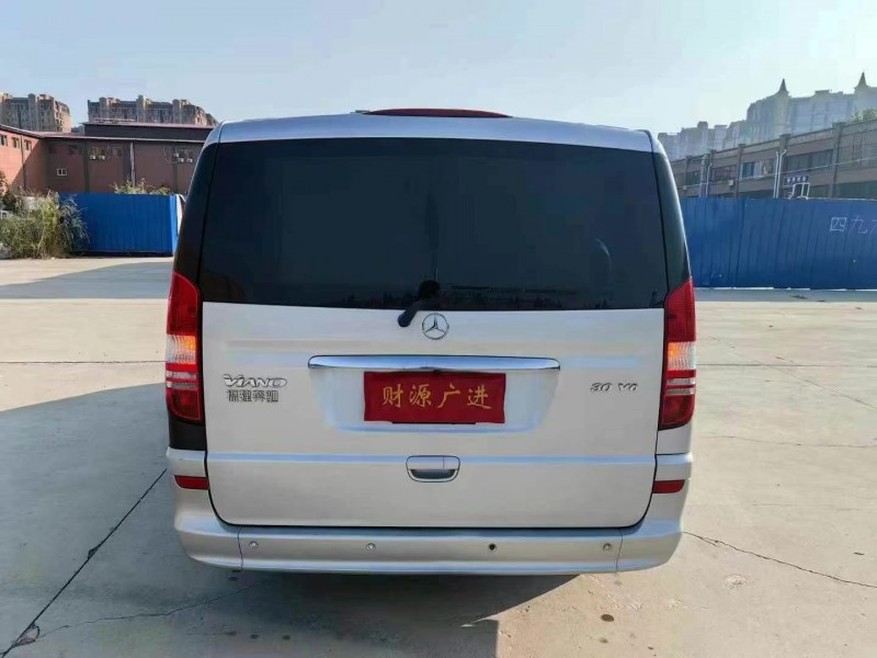 青岛17年奔驰唯雅诺9