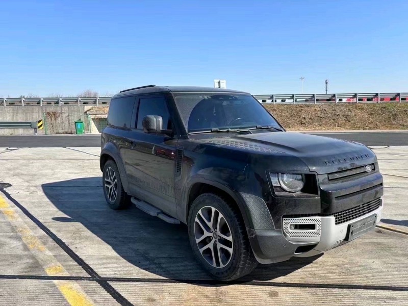 济宁23年路虎卫士3