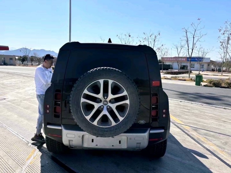 济宁23年路虎卫士5