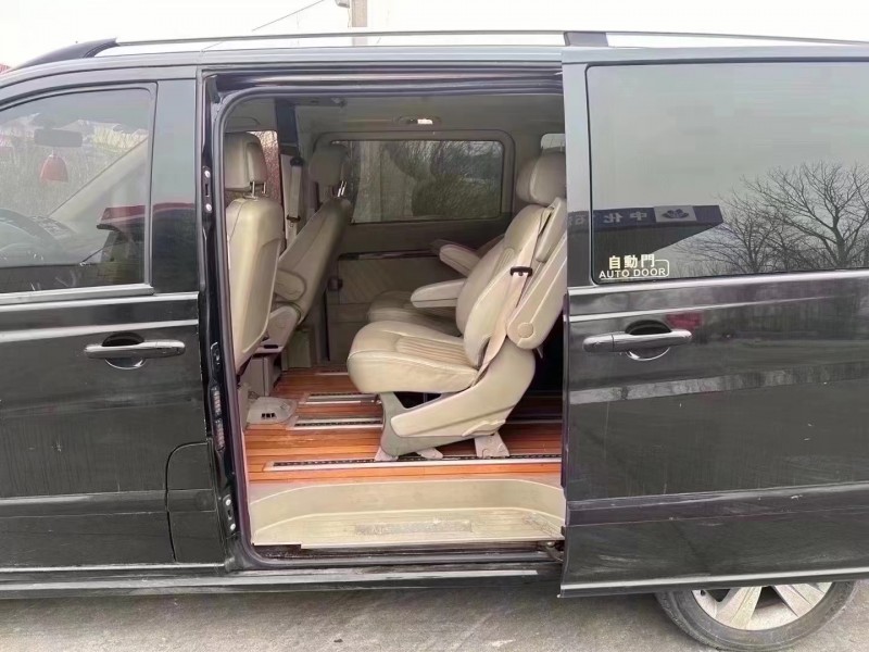 青岛16年奔驰唯雅诺4