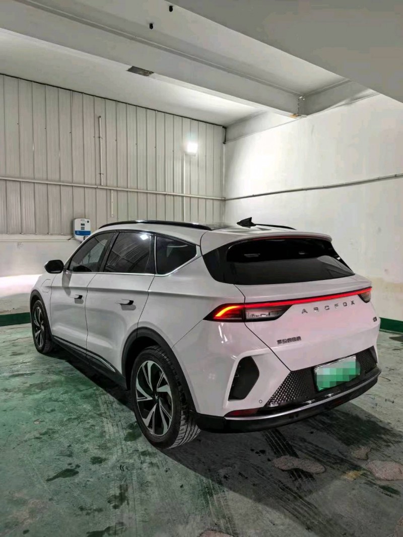 襄陽24年極狐汽車阿爾法7