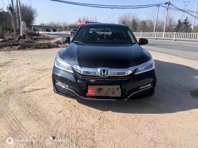 青岛17年本田雅阁1