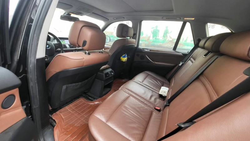 保定12年宝马X57