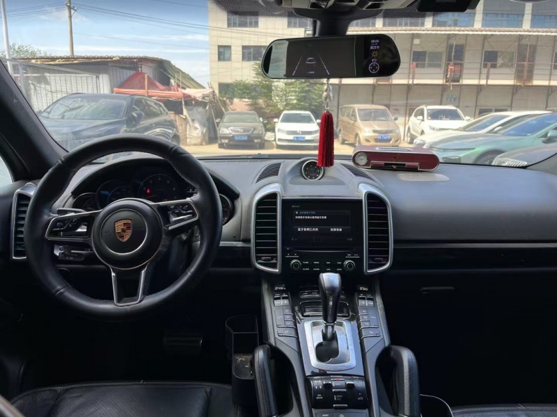 武汉17年保时捷卡宴9