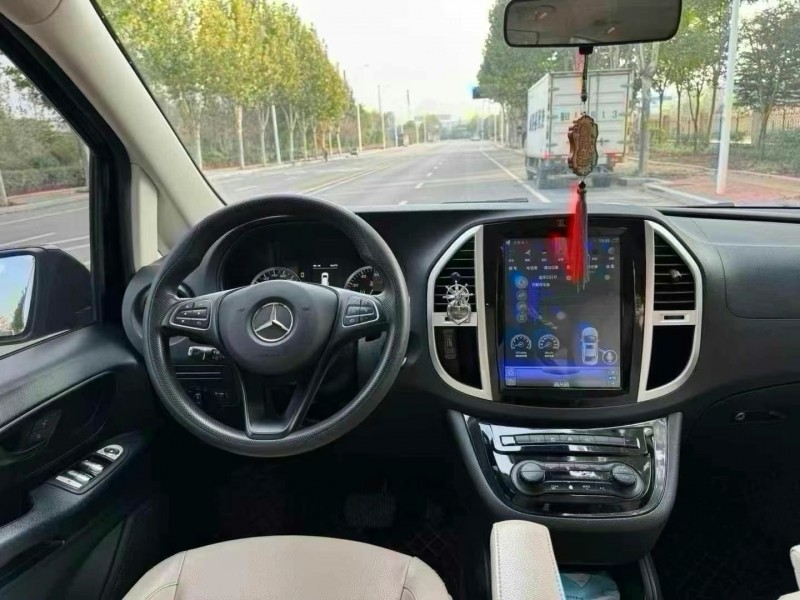 青岛19年奔驰威霆4