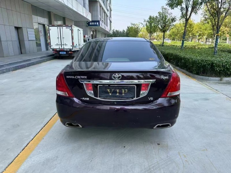 济宁11年丰田皇冠9