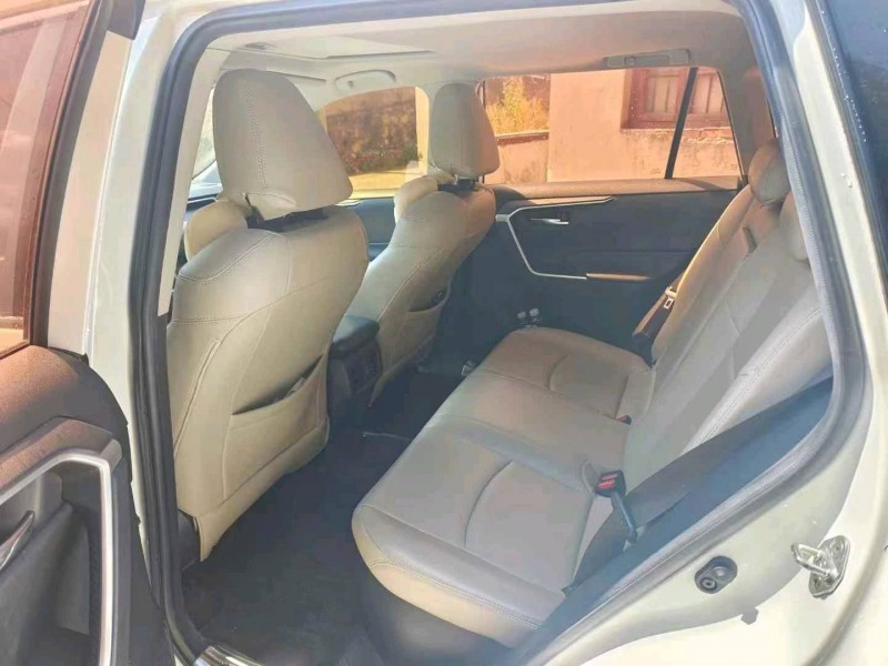 曲靖21年豐田RAV44