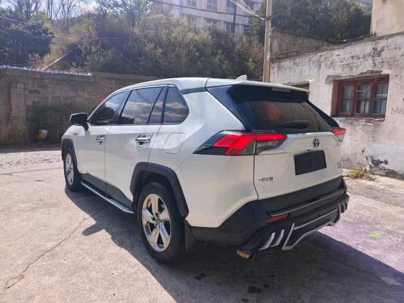 曲靖21年豐田RAV47