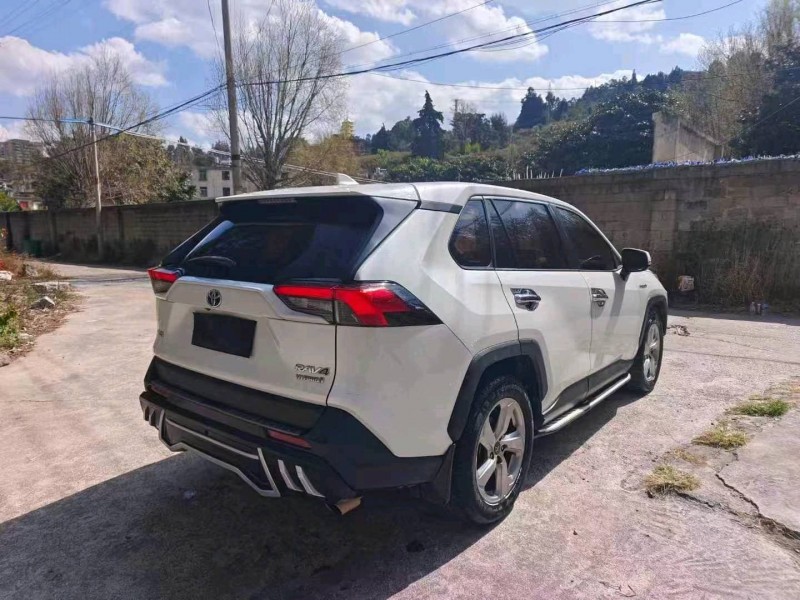 曲靖21年豐田RAV48