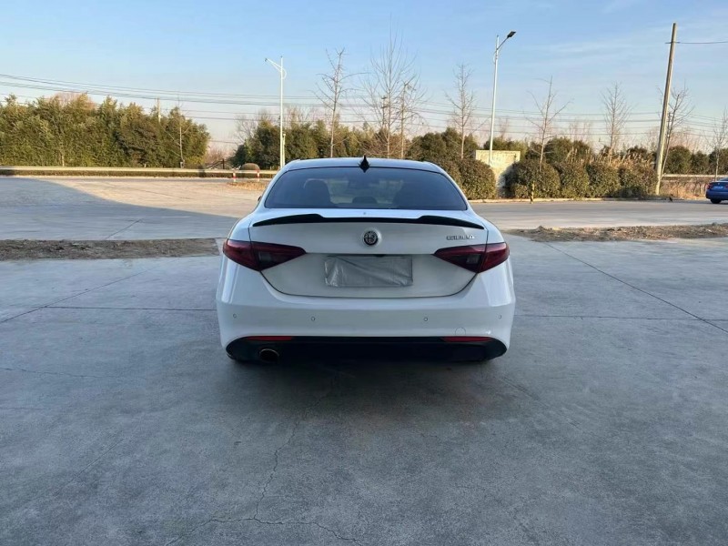 徐州17年阿尔法·罗密欧Giulia9